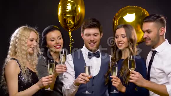 快乐的朋友在聚会上碰着香槟酒杯视频的预览图