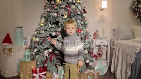 圣诞树附近一个快乐男孩的肖像视频的预览图
