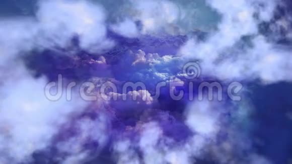 在蓝天背景下飞翔视频的预览图