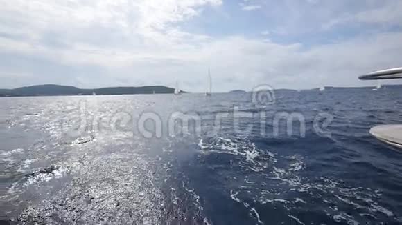 希腊海浪背景下的雷加塔白色游艇视频的预览图