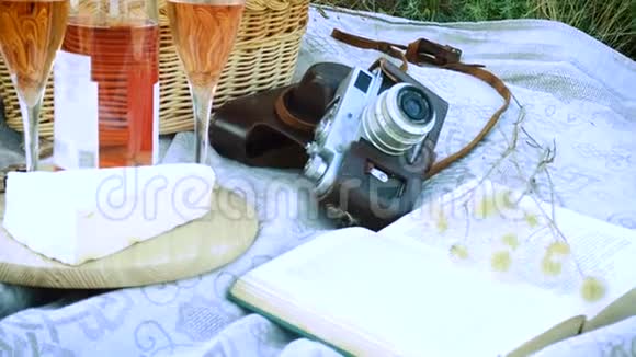 野餐篮和草地上的一瓶葡萄酒视频的预览图
