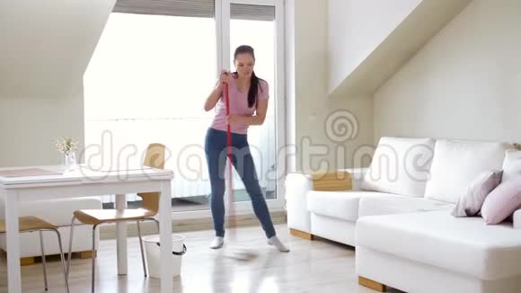 家里有拖把清洁地板的妇女或家庭主妇视频的预览图