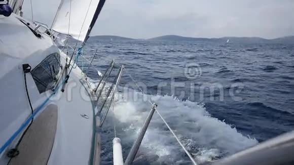 希腊海浪背景下的白色游艇视频的预览图