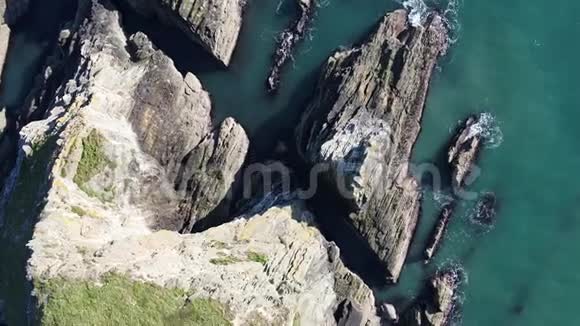 在安格列西威尔士的历史性南斯塔克灯塔附近的美丽悬崖的鸟瞰图视频的预览图