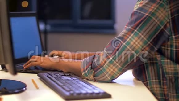 带笔记本电脑的程序员在夜间办公视频的预览图
