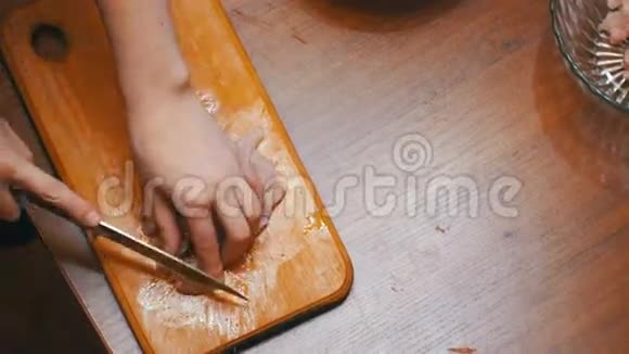 手切鲜肉切菜板上的肉切生肉视频的预览图