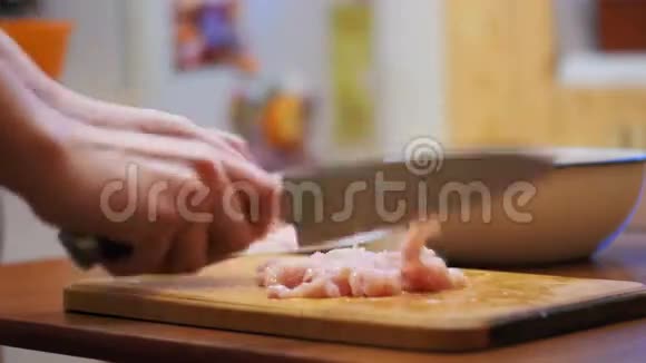 手切鲜肉切菜板上的肉切生肉视频的预览图