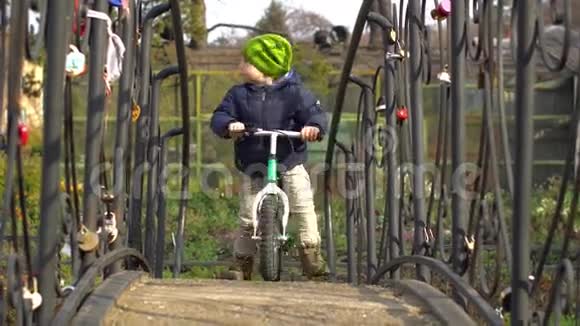 平衡自行车上的幼儿视频的预览图
