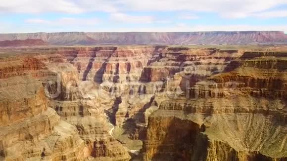 从直升机上俯瞰大峡谷视频的预览图