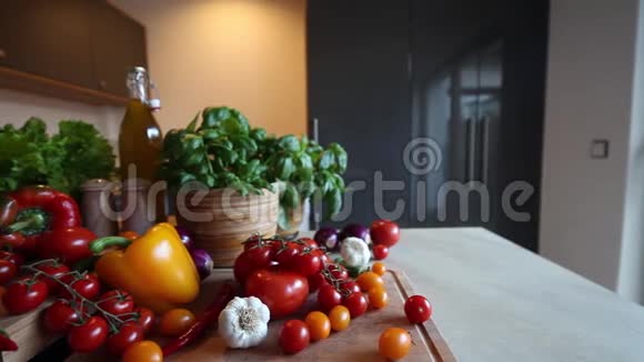 有机蔬菜健康食品概念娃娃射击视频的预览图