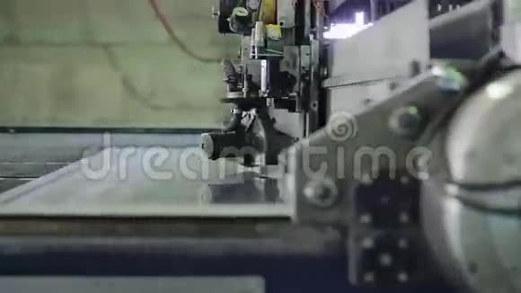 窗厂用机器生产窗玻璃4K视频的预览图