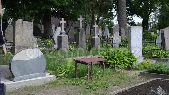 女人沮丧的墓地视频的预览图