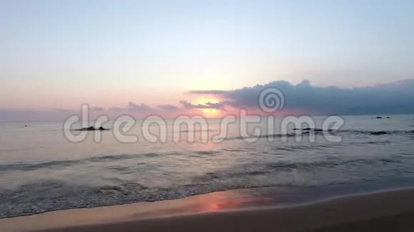 日落时大海的美丽航拍视频的预览图