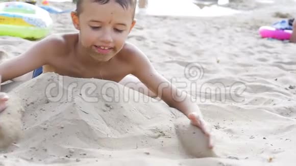 这孩子正在沙滩上慢动作地玩沙视频的预览图