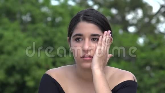 担心的女西班牙裔青少年和压力视频的预览图