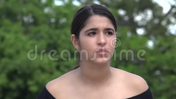 愤怒的西班牙女性青少年视频的预览图