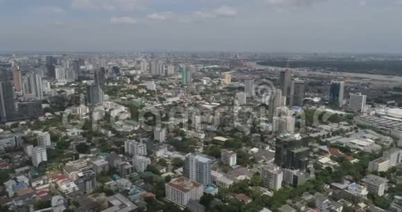 阴天的现代城市视频的预览图