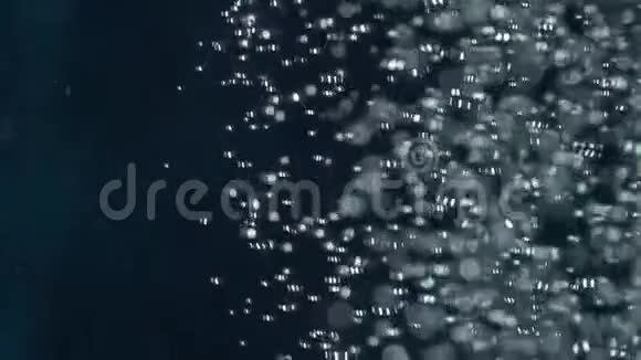 在水下吹泡氧气慢动作视频的预览图