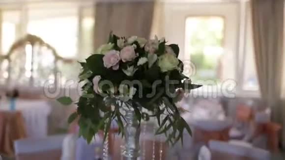 婚礼桌上的装饰视频的预览图