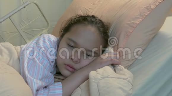 亚裔美国人吐温女孩住院床视频的预览图