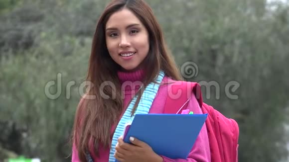 年轻的西班牙裔女大学生视频的预览图