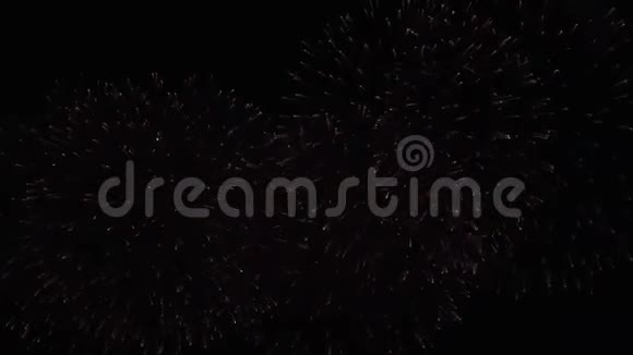 在黑色背景下举行的绚丽多彩的焰火庆祝活动新年假期概念股视频视频的预览图