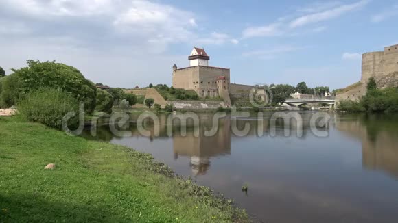 赫尔曼城堡的景色阳光明媚的八月爱沙尼亚纳尔瓦视频的预览图