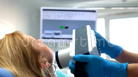 牙医治疗牙齿视频的预览图