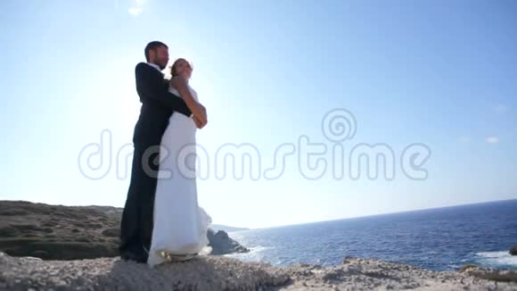 新娘和新郎在他们的婚礼上在海滨视频的预览图