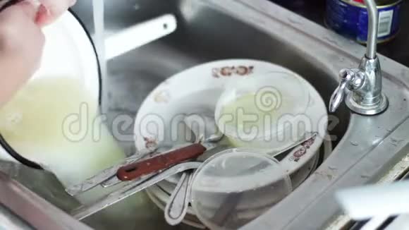 在厨房洗碗视频的预览图