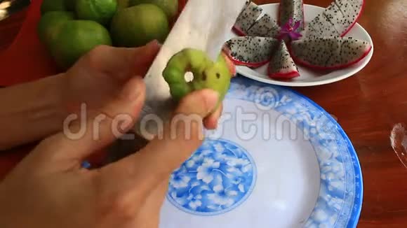 切块把新鲜的异国水果放在盘子里视频的预览图