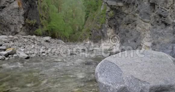 在一个美丽的视频山河中的水视频的预览图