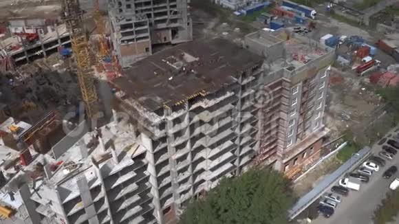 现代城市景观中未完成的住宅建筑施工现场空中飞行视频的预览图
