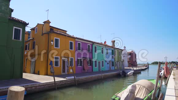 威尼斯美丽的五彩房屋和运河布拉诺五彩缤纷的建筑视频的预览图