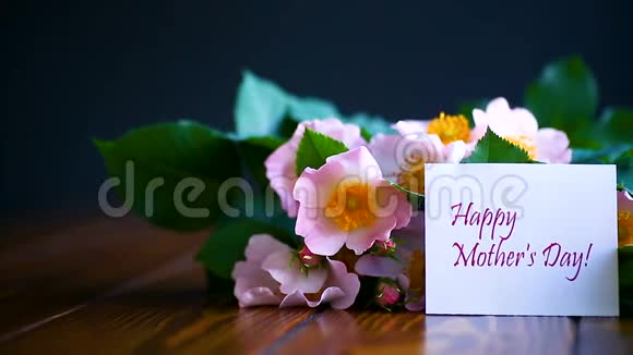 美丽盛开的玫瑰和一张送给母亲的贺卡视频的预览图