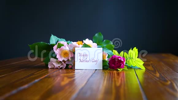 美丽盛开的玫瑰和一张送给母亲的贺卡视频的预览图