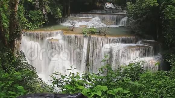 怀麦哈敏瀑布在雨季流淌视频的预览图