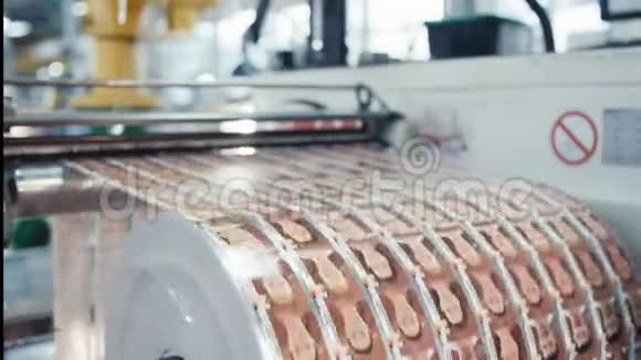 印刷机在大型印刷设施中高速工作视频的预览图