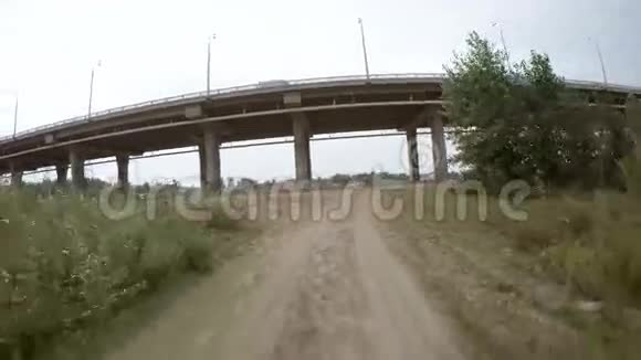 沿着乡村土路行驶的汽车后景视频的预览图