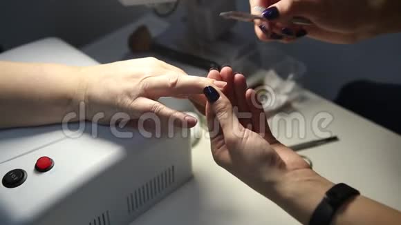 伪装指甲涂层与凝胶清漆指甲用紫外线灯视频的预览图