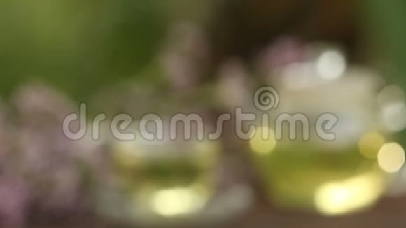 桌上放着绿茶的水晶杯视频的预览图