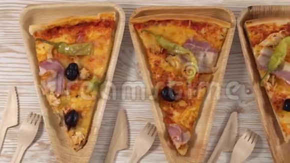 木制盘子上的披萨片党的观念视频的预览图