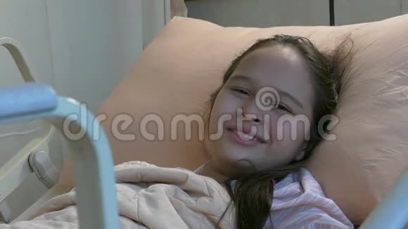亚裔美国人吐温女孩住院床视频的预览图