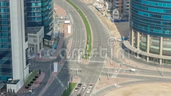 在迪拜市中心的一个十字路口上可以看到城市交通的最佳时间视频的预览图