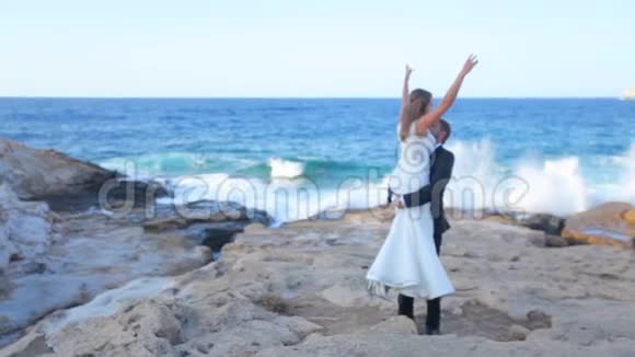 新娘和新郎在他们的婚礼上在海滨视频的预览图