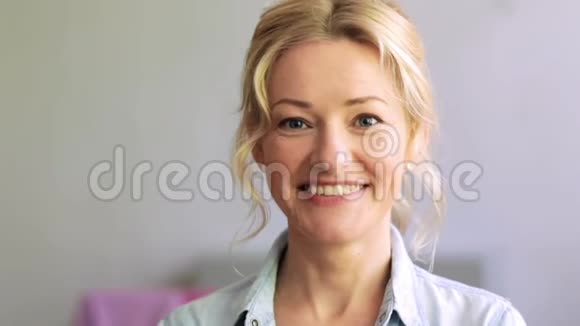 喜笑颜开的女人脸视频的预览图