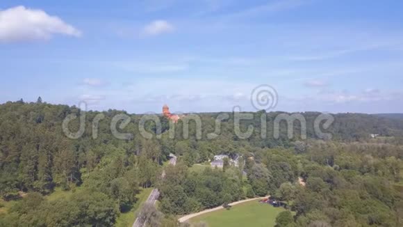 空中锡古尔达景观与Turaides城堡视频的预览图