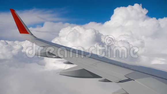 飞机在空中的翅膀和云在移动视频的预览图