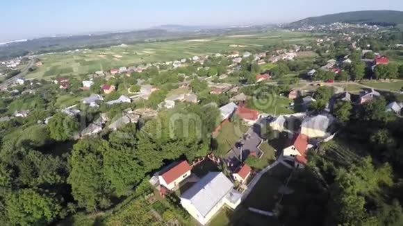 乌克兰村的鸟瞰图无人机视野视频的预览图