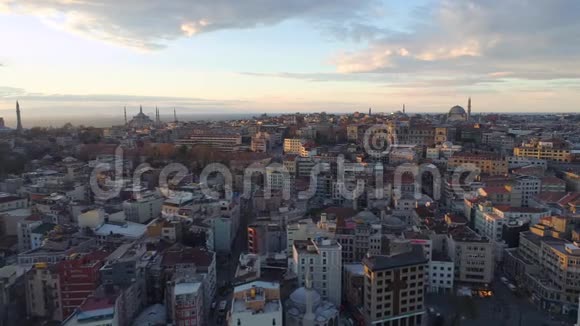 空中无人机在土耳其伊斯坦布尔拍摄日出从上面市中心市中心博斯普鲁斯视频的预览图